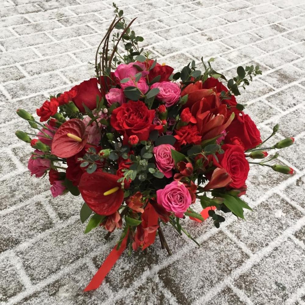 Букет с амариллисом, антуриумом, кустовыми розами, гвоздикой и эвкалиптом 