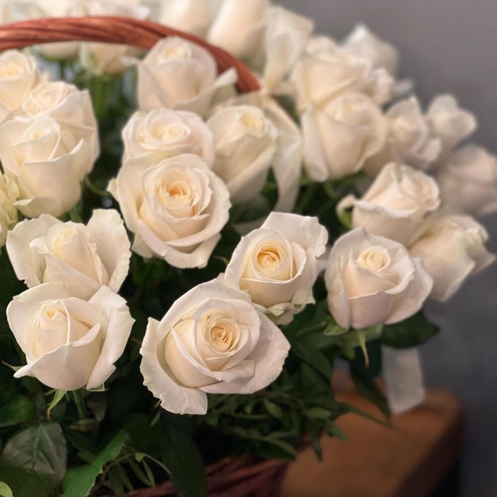 Корзина с цветами белые розы на день рождения, маме, сестре, жене, подруге, коллеге «Леди»