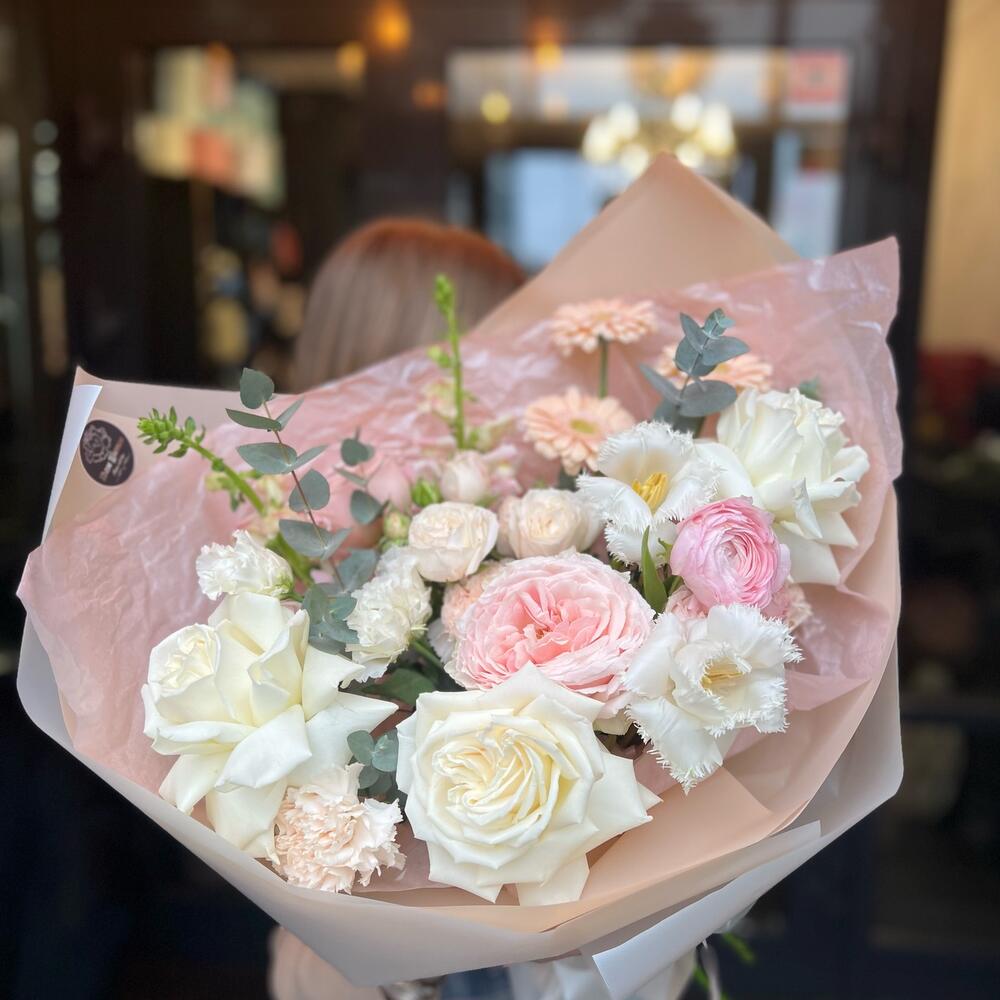 Букет из пионовидныз роз, ранункулюсов и тюльпанов