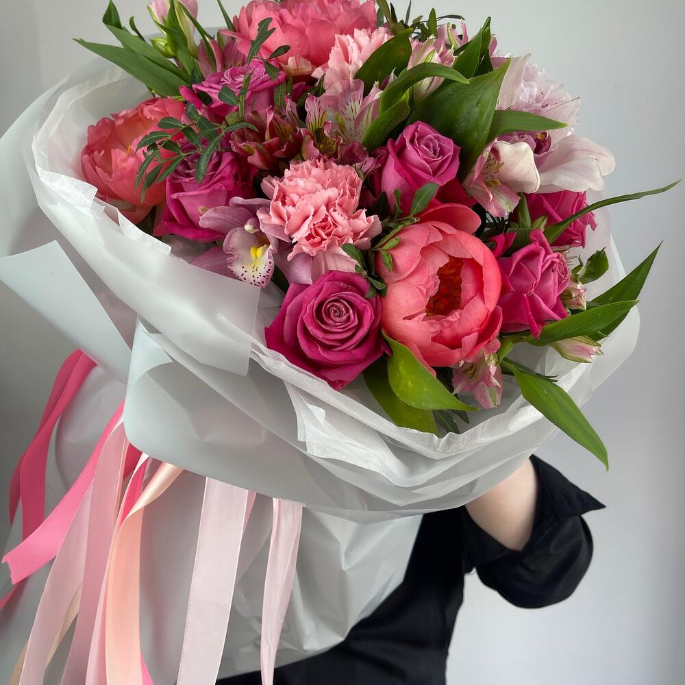 Букет с пионами ,орхидея ,Роза в дизайнерском оформлении