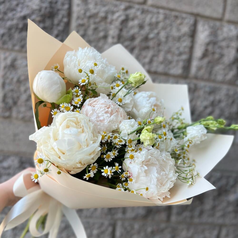 Букет с пионами, ромашкой и эустомой