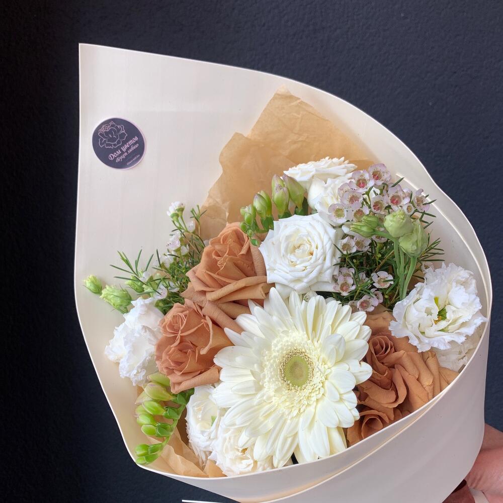 Букет с пионовидной розой, герберой и лизиантус «Капуччино»