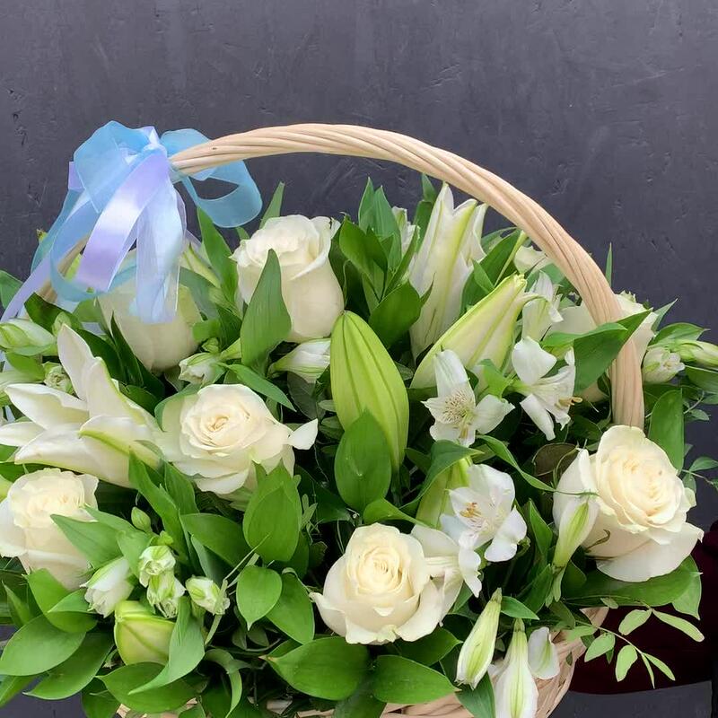 Корзина с белыми розами, лилиями и альстромериями «Весенний сад»