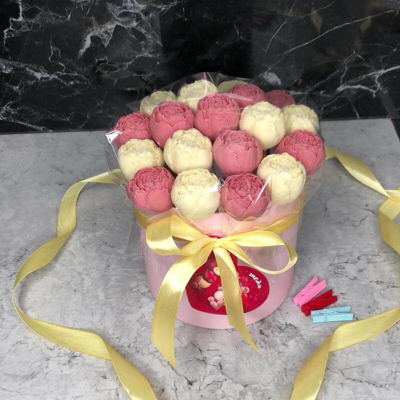 19 шоколадных пионов в шляпной коробке