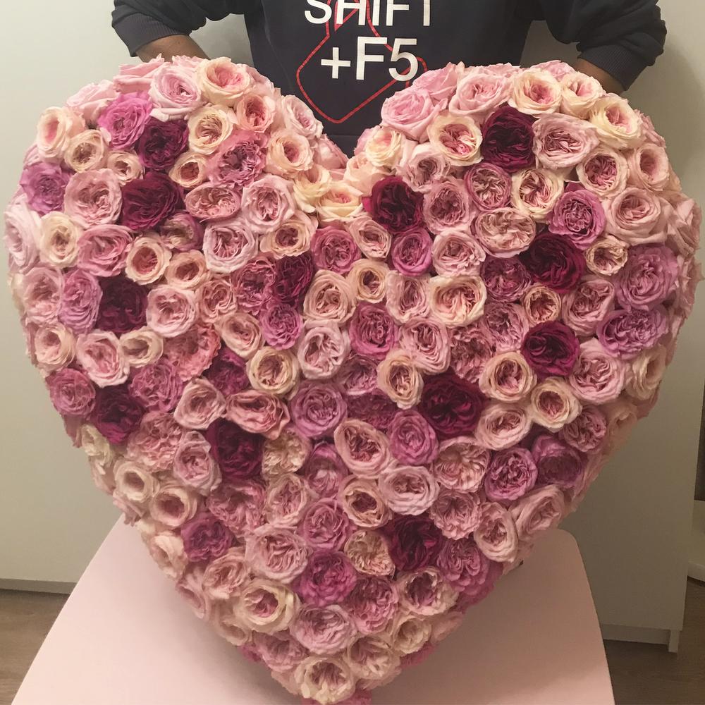 Сердце из пионовидных садовых роз 