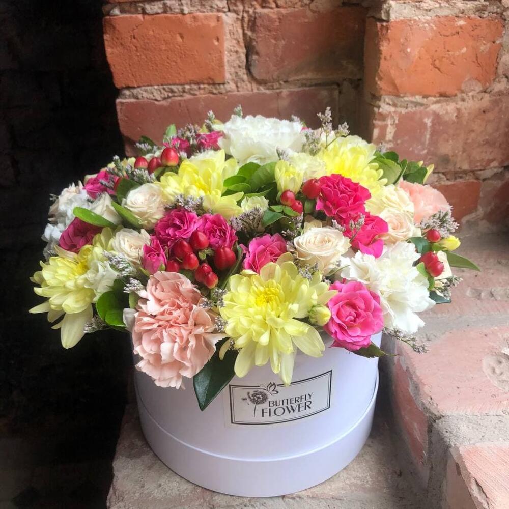 Шляпная коробка с гвоздикой, кустовой розой, гиперикумом, кустовой хризантемой 