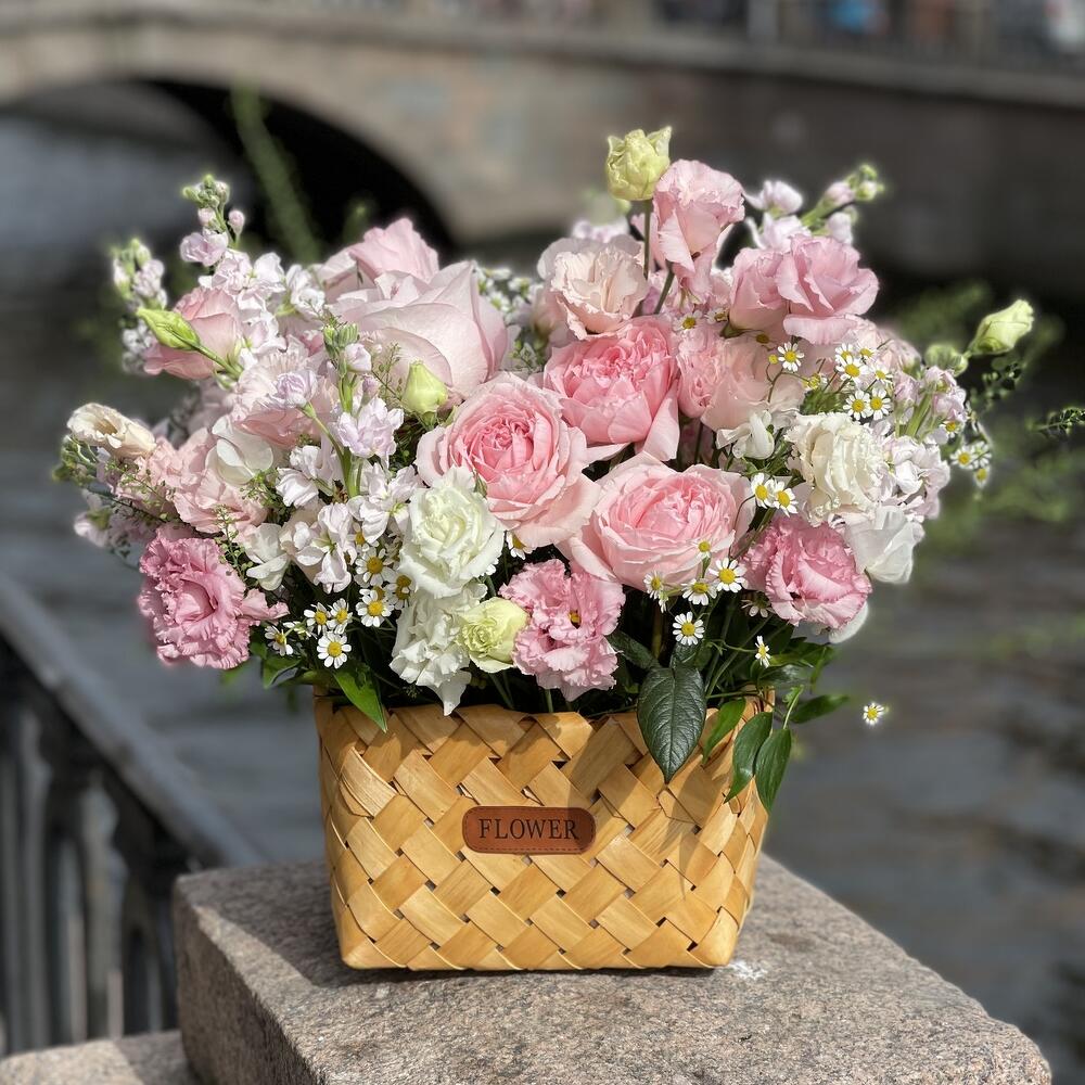 Цветочная композиция в корзине с белым лизиантусом 