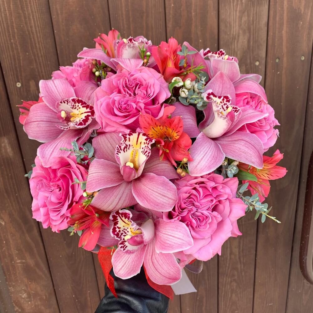 Шляпная коробка с розами Кантри Блюз, орхидеями и альстромерией