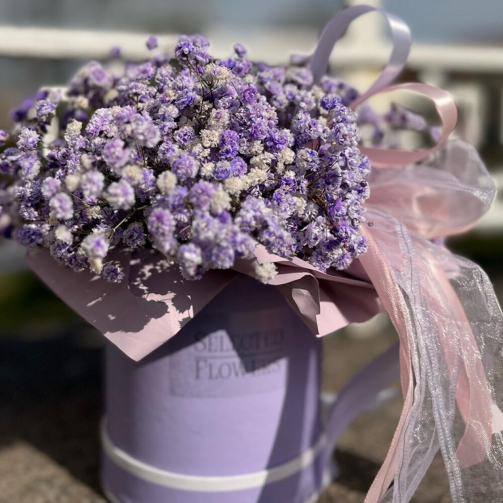 Цветы в коробке с гипсофилой Цветы в коробке с гипсофилой