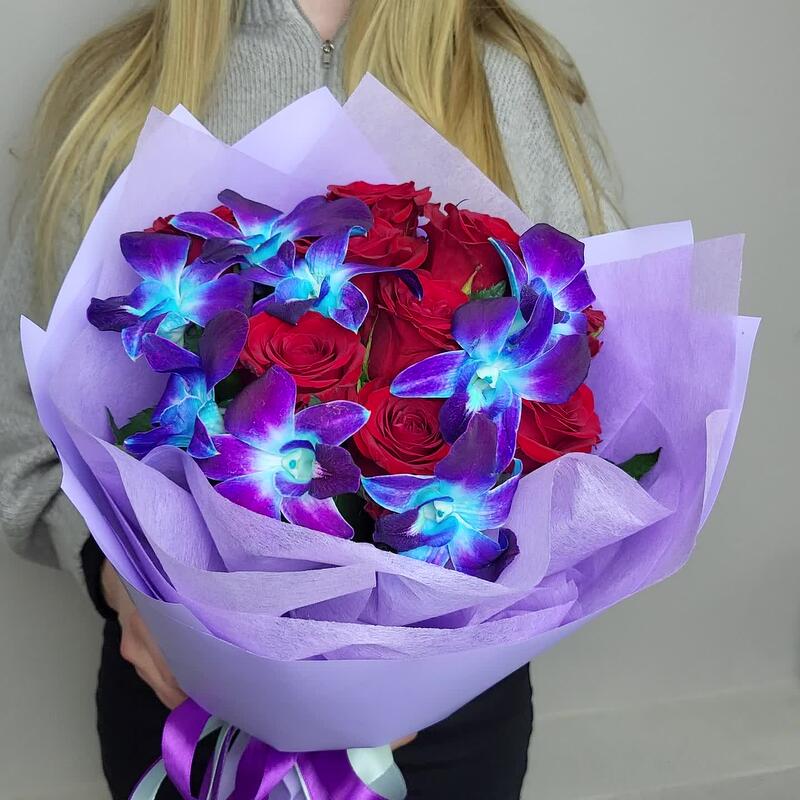 Пламенные чувства букет из красных роз с орхидеями Пламенные чувства букет из красных роз с орхидеями