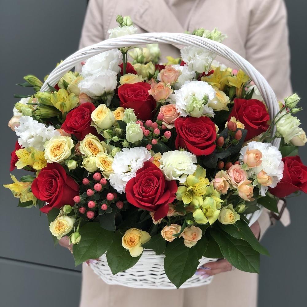 Корзина цветов 12 с красными розами