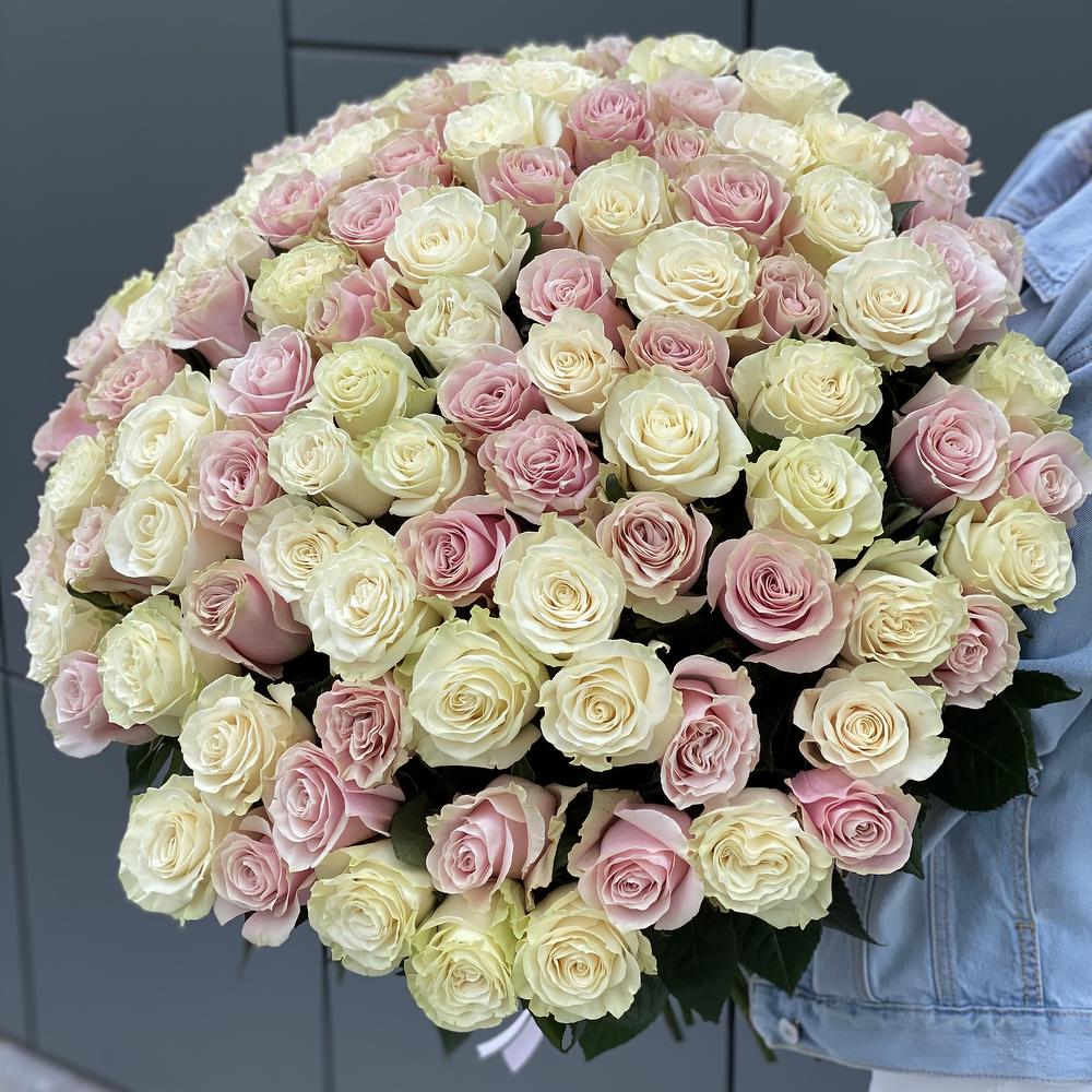 Букет из 101 белой и розовой розы