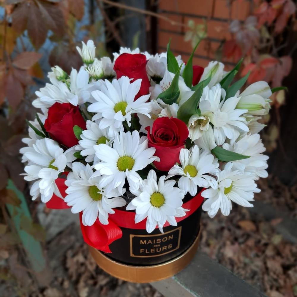 Розы и хризантемы в коробке