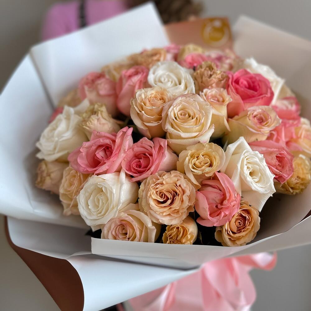 Микс из роз ,41 шт в фирменной упаковке