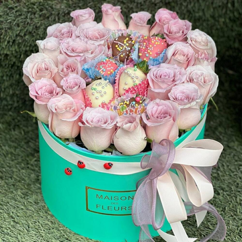 Композиция из голландских роз с вкуснейшей клубникой в шоколаде