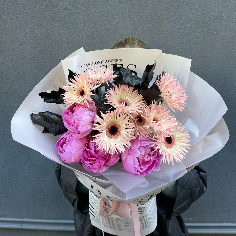 Букет з гербери та півоній