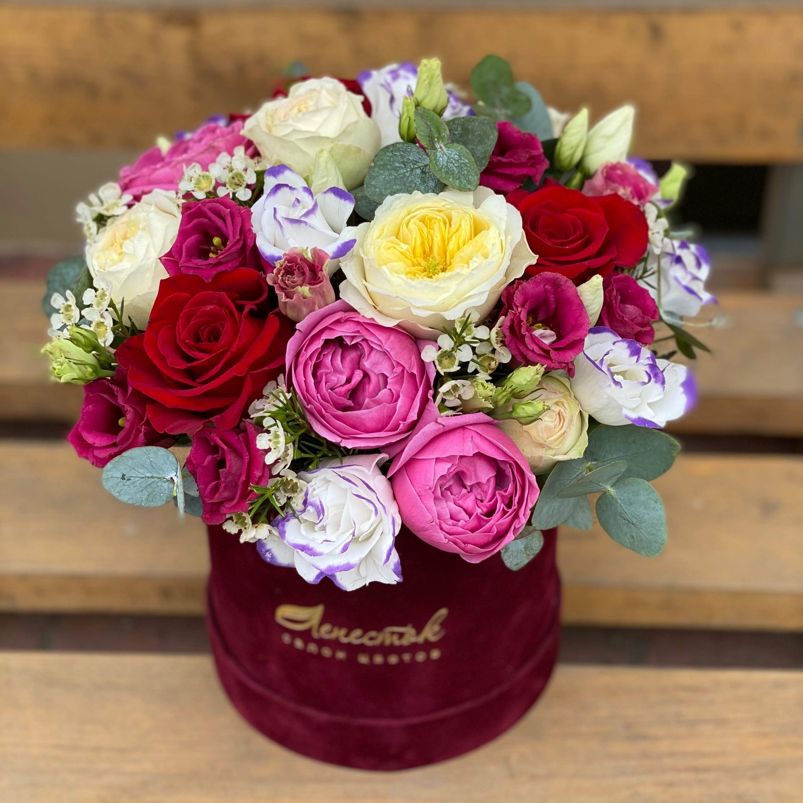 Пионовидные розы и эустома в бархатном цилиндре