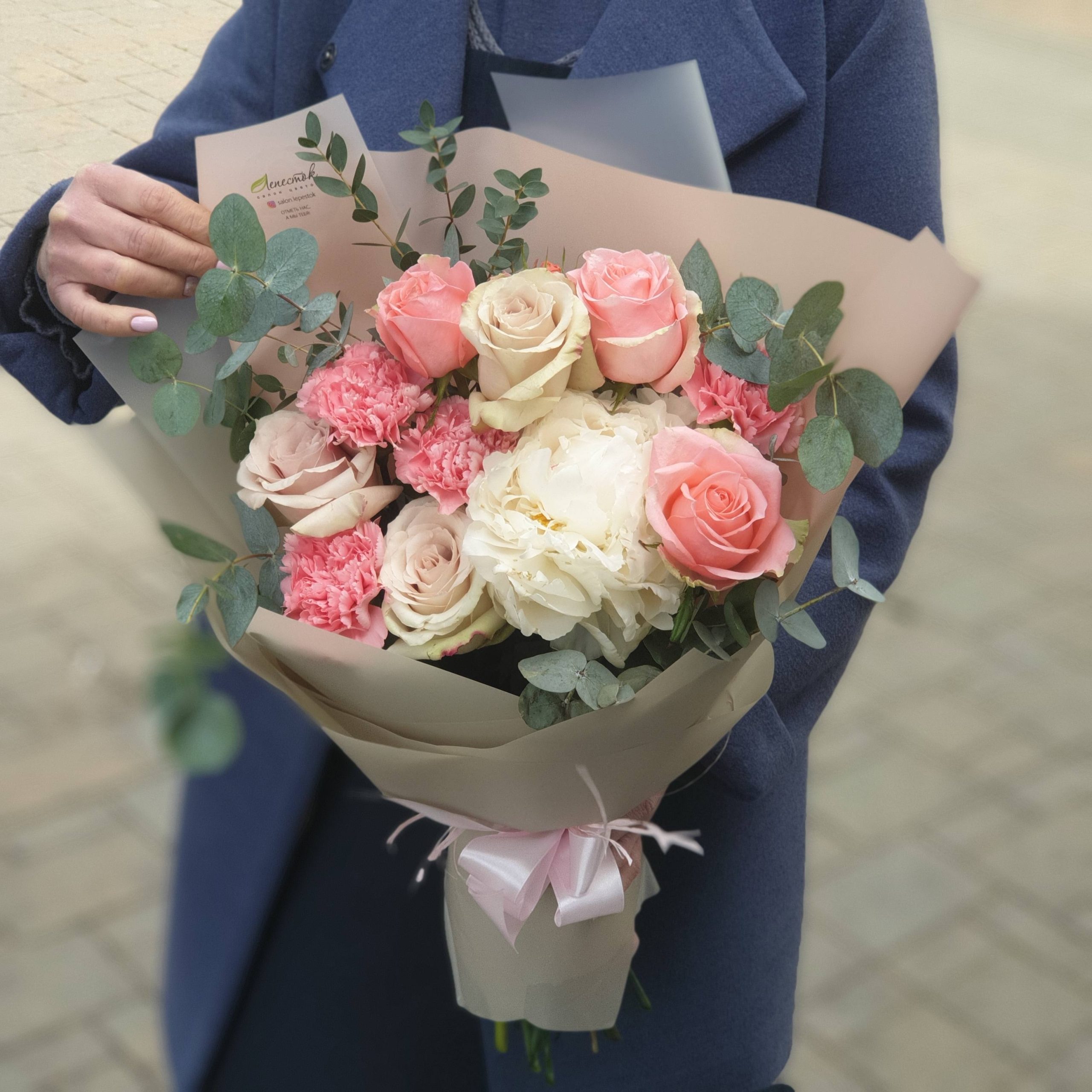 Букет из пиона, розовых гвоздик и роз